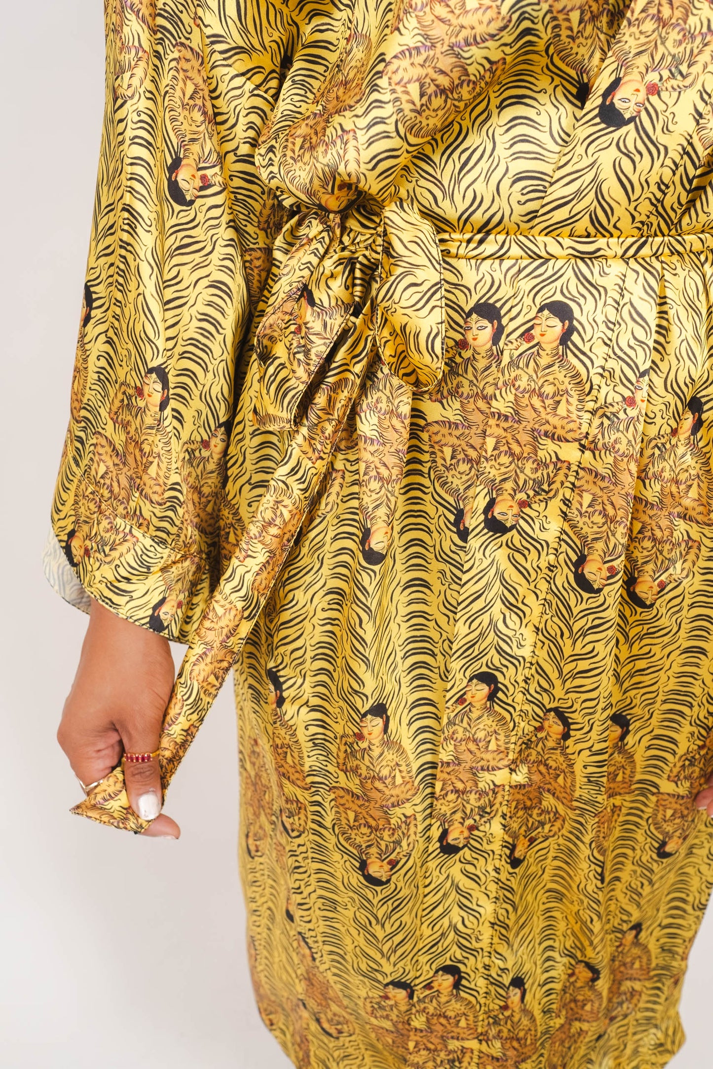 Tiger Aurat Robe (Sleeved)